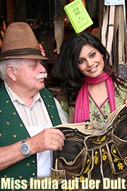 Die amtierende Miss India 2007, Puja Gupta,war zu Besuch auf der Auer Dult, eingeladen von Tourismusdirektorin Dr. Gabriele Weishäupl (Foto: Martin Schmitz)